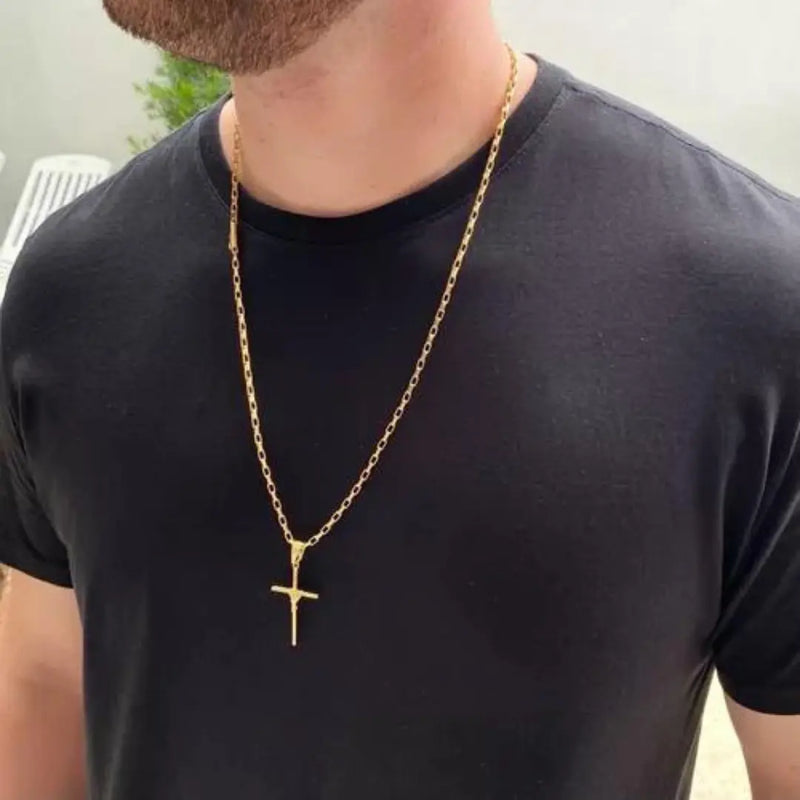 Brilho Eterno: Corrente Cartier Tijolinho com Pingente Crucifixo Banhado a Ouro 18k